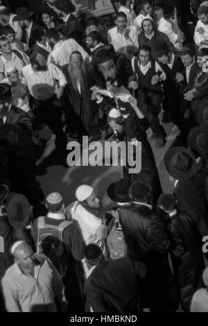 MERON, ISRAËL - 18 MAI 2014 : les Juifs orthodoxes à l'assemblée annuelle de danse hillulah de Rabbi Shimon Bar Yochai, à Meron, sur Lag BaOmer Maison de vacances. C'est un annua Banque D'Images