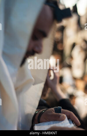 MERON, ISRAËL - 18 MAI 2014 : les Juifs orthodoxes prie un lever (Shacharit) prier à la célébration annuelle (hillulah) de Rabbi Shimon Bar Yochai, dans Meron Banque D'Images