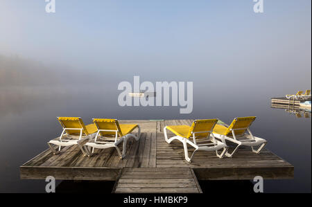 Vue d'un quai le lac-superieur, Misty morning avec brouillard, dans laurentides, mont-tremblant, Québec, Canada Banque D'Images