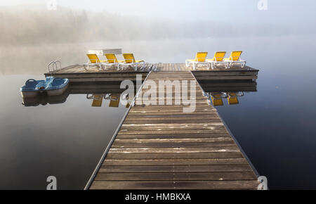 Vue d'un quai le lac-superieur, Misty morning avec brouillard, dans laurentides, mont-tremblant, Québec, Canada Banque D'Images