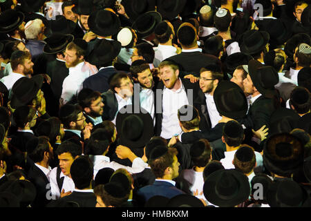 MERON, ISRAËL - Mai 07, 2015 : les Juifs orthodoxes à l'assemblée annuelle de danse hillulah de Rabbi Shimon Bar Yochai, à Meron, Israël, sur Lag BaOmer Maison de vacances. C'est Banque D'Images