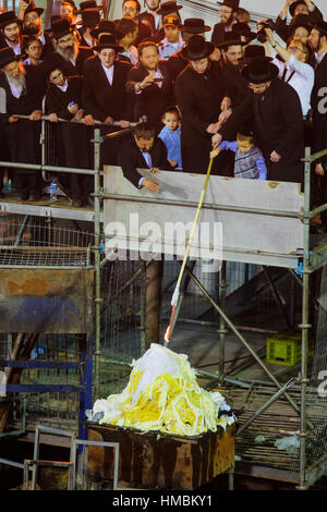 MERON, ISRAËL - Mai 07, 2015 : les Juifs orthodoxes allume le feu traditionnel lors de l'Assemblée hillulah de Rabbi Shimon Bar Yochai, à Meron, Israël, le Lag B Banque D'Images