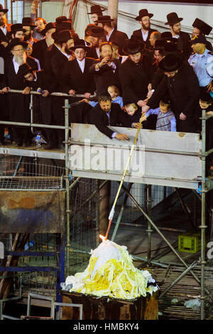 MERON, ISRAËL - Mai 07, 2015 : les Juifs orthodoxes allume le feu traditionnel lors de l'Assemblée hillulah de Rabbi Shimon Bar Yochai, à Meron, Israël, le Lag B Banque D'Images