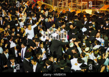 MERON, ISRAËL - 07 mai, 2015 : une foule de juifs orthodoxes et assister à l'assemblée annuelle de danse hillulah de Rabbi Shimon Bar Yochai, à Meron, Israël, le lag BaOme Banque D'Images