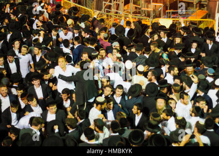 MERON, ISRAËL - 07 mai, 2015 : une foule de juifs orthodoxes et assister à l'assemblée annuelle de danse hillulah de Rabbi Shimon Bar Yochai, à Meron, Israël, le lag BaOme Banque D'Images