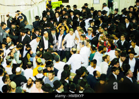 MERON, ISRAËL - 07 mai, 2015 : une foule de juifs orthodoxes et assister à l'assemblée annuelle de danse hillulah de Rabbi Shimon Bar Yochai, à Meron, Israël, le lag BaOme Banque D'Images