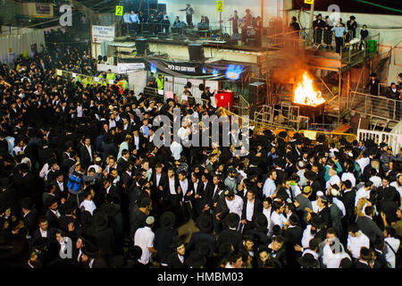 MERON, ISRAËL - 07 mai, 2015 : une foule de juifs orthodoxes et assister à l'assemblée annuelle de danse hillulah de Rabbi Shimon Bar Yochai, à Meron, Israël, le lag BaOme Banque D'Images