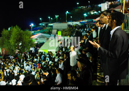 MERON, ISRAËL - 07 mai, 2015 : une foule de juifs orthodoxes et assister à l'assemblée annuelle de danse hillulah de Rabbi Shimon Bar Yochai, à Meron, Israël, le lag BaOme Banque D'Images