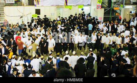 MERON, ISRAËL - 07 mai, 2015 : une foule de juifs orthodoxes et assister à l'assemblée annuelle de danse hillulah de Rabbi Shimon Bar Yochai, à Meron, Israël, le lag BaOme Banque D'Images