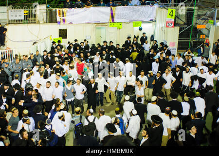 MERON, ISRAËL - 07 mai, 2015 : une foule de juifs orthodoxes et assister à l'assemblée annuelle de danse hillulah de Rabbi Shimon Bar Yochai, à Meron, Israël, le lag BaOme Banque D'Images