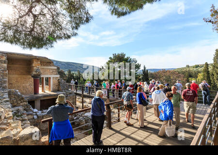 Les touristes à se promener dans le célèbre site archéologique de Knossos, Crète, Grèce Banque D'Images