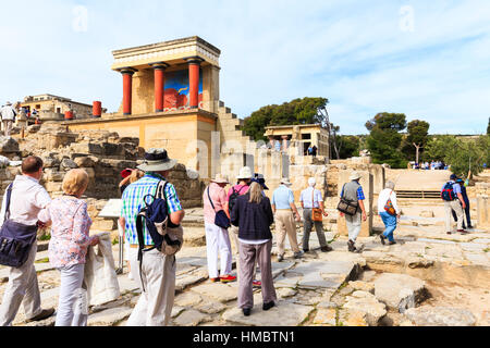 Les touristes à se promener dans le célèbre site archéologique de Knossos, Crète, Grèce Banque D'Images