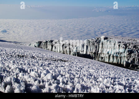 Au-dessus des nuages glacier près de la crête du sommet du Kilimandjaro Banque D'Images