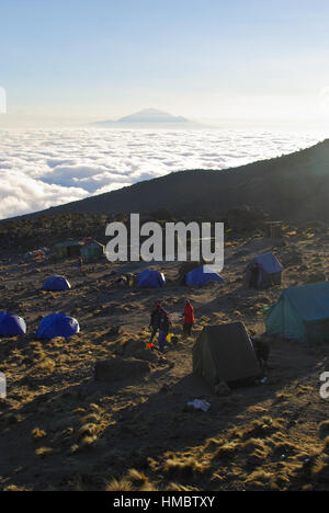 MOSHI,TZ - CIRCA AOÛT 2010 - Coucher du soleil à Barranco camp le Kilimandjaro Banque D'Images