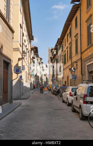 FLORENCE, ITALIE - 09 septembre 2014 : les piétons non reconnu à pied le long de rues étroites de la ville avec des voitures en stationnement et les motos. Florence est à l'administ Banque D'Images