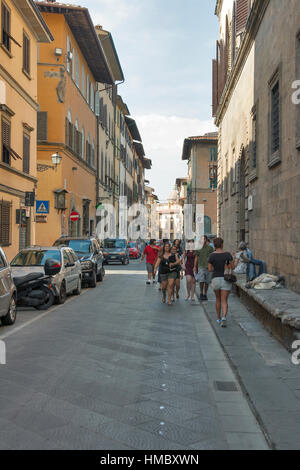 FLORENCE, ITALIE - 09 septembre 2014 : les piétons non reconnu à pied le long de rues étroites de la ville avec des voitures en stationnement et les motos. Florence est à l'administ Banque D'Images