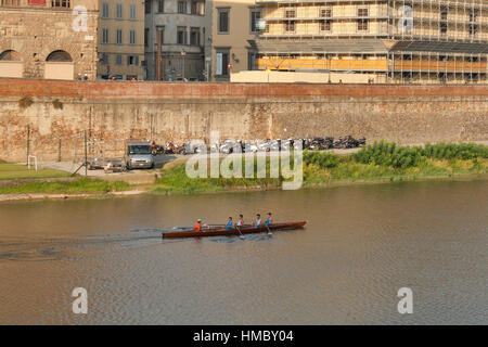 FLORENCE, ITALIE - 09 septembre 2014 : l'équipe de rameurs train dans un bateau flottant sur la rivière Arno, en face de la Galerie des Offices. Florence est la capitale ci Banque D'Images