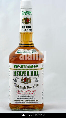 KIEV, UKRAINE - le 27 août 2011 : Ciel Hill Old Style Bourbon Whiskey contre blanc. Heaven Hill Distilleries, Inc., est une entreprise familiale privée distill Banque D'Images