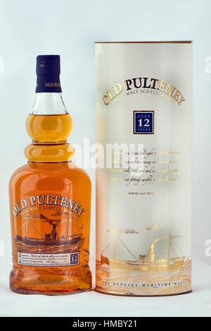 KIEV, UKRAINE - le 27 août 2011 : Old Pulteney Single Malt Scotch Whisky bouteille et fort contre le blanc. La Distillerie Pulteney est un whisky de malt de vieillissement Banque D'Images
