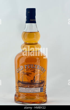Kiev, Ukraine - le 27 août 2011 : Old Pulteney Single Malt Scotch Whisky bouteille contre fond blanc à Kiev, Ukraine. Banque D'Images