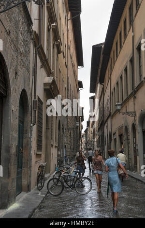 FLORENCE, ITALIE - 10 septembre 2014 : les piétons non reconnu à pied le long de rues étroites de la ville avec des vélos en stationnement. Florence est l'autorité administrative 100 Banque D'Images