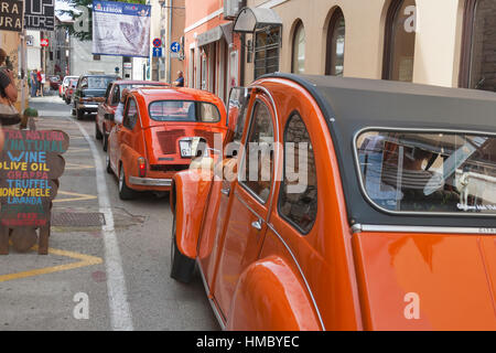 NOVIGRAD, Croatie - le 13 septembre 2014 : méconnaissable les gens regarder le défilé de voitures anciennes sur les rues étroites sur 5th International Old Timer Ca Banque D'Images