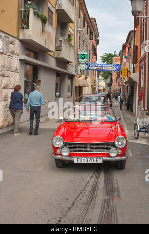 NOVIGRAD, Croatie - le 13 septembre 2014 : méconnaissable les gens regarder le défilé de voitures anciennes sur les rues étroites sur 5th International Old Timer Ca Banque D'Images