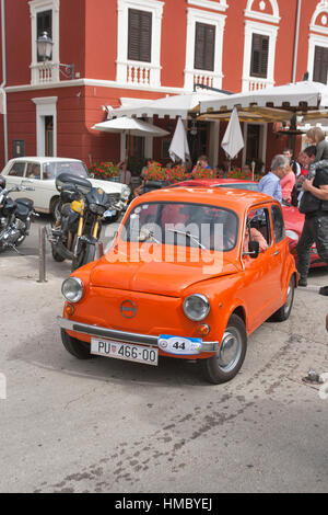 NOVIGRAD, Croatie - le 13 septembre 2014 : méconnaissable les gens regarder le défilé de voitures anciennes sur les rues étroites sur 5th International Old Timer Ca Banque D'Images