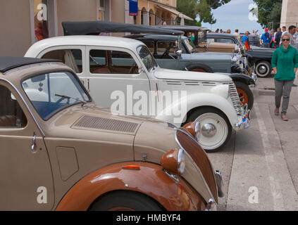 NOVIGRAD, Croatie - le 13 septembre 2014 : regarder les gens méconnaissables automobiles sur 5ème rallye de voitures anciennes. L'événement organisé par le Banque D'Images