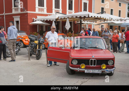 NOVIGRAD, Croatie - le 13 septembre 2014 : méconnaissable les gens regarder le défilé de voitures anciennes dans les rues sur le 5ème rallye de voitures anciennes Banque D'Images