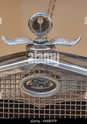 NOVIGRAD, Croatie - le 13 septembre 2014 : Vintage le radiateur et l'emblème de la voiture de Ford sur le 5ème rallye de voitures anciennes. L'événement organisé Banque D'Images