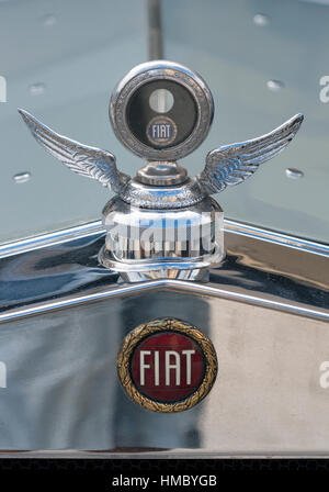 NOVIGRAD, Croatie - le 13 septembre 2014 : Vintage le radiateur et l'emblème de la voiture Fiat sur 5ème rallye de voitures anciennes. L'événement organisé Banque D'Images