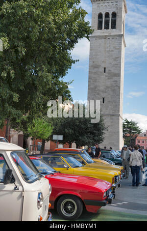 NOVIGRAD, Croatie - le 13 septembre 2014 : regarder les gens méconnaissables automobiles en face de City Bell Tower sur 5ème rallye de voitures anciennes. Banque D'Images