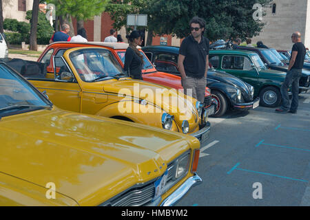 NOVIGRAD, Croatie - le 13 septembre 2014 : méconnaissable personnes regarder autour de voitures anciennes sur le 5ème rallye de voitures anciennes. L'événement organisé b Banque D'Images