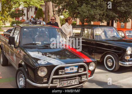 NOVIGRAD, Croatie - le 13 septembre 2014 : méconnaissable personnes regarder autour de voitures anciennes sur le 5ème rallye de voitures anciennes. L'événement organisé b Banque D'Images