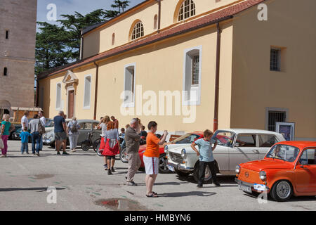 NOVIGRAD, Croatie - le 13 septembre 2014 : regarder les gens méconnaissables automobiles sur 5ème rallye de voitures anciennes. L'événement organisé par le Banque D'Images