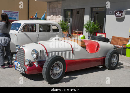 NOVIGRAD, Croatie - le 13 septembre 2014 : méconnaissable personnes regarder autour de Jaguar SS et d'autres animaux sur 5ème rallye de voitures anciennes. T Banque D'Images