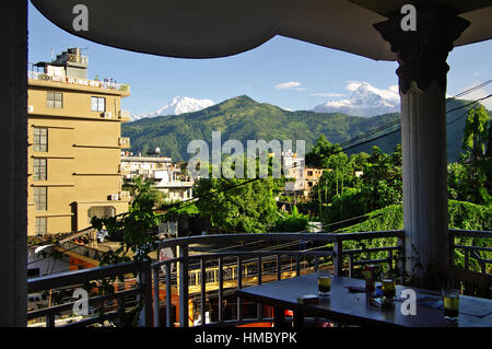 POKHARA, NP - CIRCA AOÛT 2012 - Vue de l'Annapurna de l'hôtel clair matin sur un. Banque D'Images