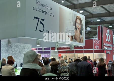 KIEV, UKRAINE - le 17 novembre : Les Visiteurs visiter Kiev fabrique de bijoux (fondée en 1936) stand durant l'automne à l'exposition Expo Bijoutier KyivExpoPlaza Expositio Banque D'Images