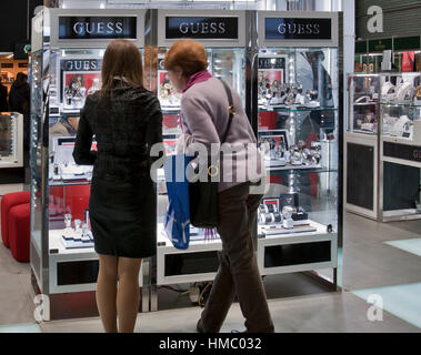 KIEV, UKRAINE - le 17 novembre : Les Visiteurs visiter montres Guess stand lors de l'automne à KyivExpoPlaza Bijoutier Expo Centre d'exposition le 17 novembre 2011 à Kie Banque D'Images