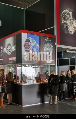 KIEV, UKRAINE - le 17 novembre : Visite de visiteurs, Victorinox et Wenger Timex watches stand lors de l'automne au salon d'Expo Bijoutier Exposition KyivExpoPlaza Banque D'Images