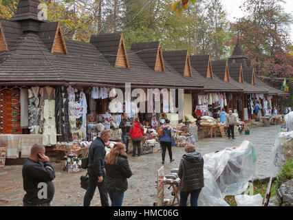 YAREMCHE, UKRAINE - octobre 17,2014 : personnes visitent piscine marché de souvenirs avec des produits faits à la main. Yaremtche est une ville des Carpates à Ivano-Frankivsk provi Banque D'Images