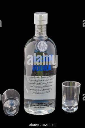 KIEV, UKRAINE - le 30 avril 2012 : bouteille de vodka Absolut blue label et verres vides contre noir. Absolut est une marque de la vodka produite en suédois Banque D'Images