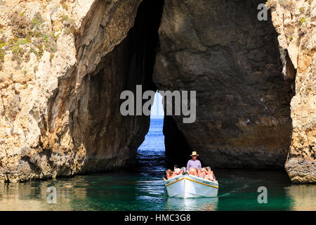 Excursion en bateau en provenance de la lagune à l'intérieur des terres à travers l'arche à la fenêtre d'azur, Gozo, Malte Banque D'Images