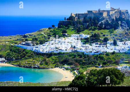 La vieille ville de Lindos, plage et de l'acropole, Rhodes, Grèce Banque D'Images