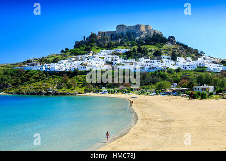 La vieille ville de Lindos, plage et de l'acropole, Rhodes, Grèce Banque D'Images