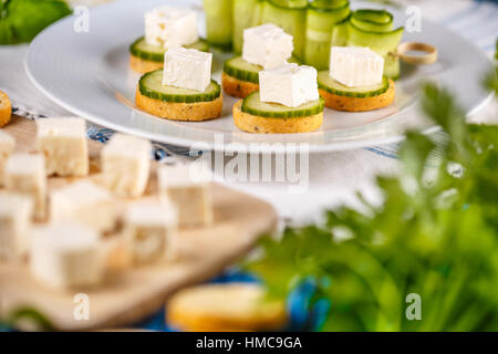 Mini sandwiches sains avec le concombre et le fromage feta Banque D'Images