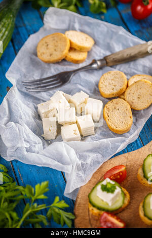 Biscottes pain grillé avec du fromage feta fines Banque D'Images