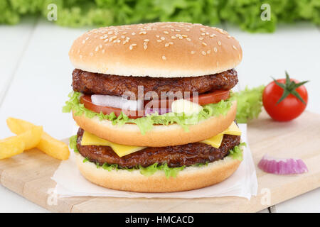 Burger de boeuf double hamburger au fromage laitue tomates oignon insalubres Banque D'Images