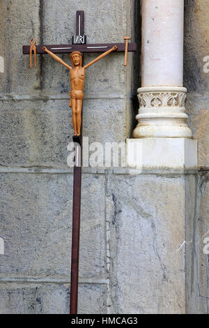 Jésus Christ sur la croix avec une pince et un marteau. Banque D'Images